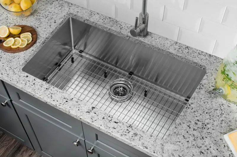 32" Single-Basin Undermount Kitchen Sink in Brushed Stainless Steel (32" x 19" x 10")