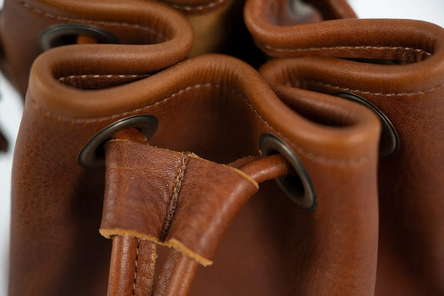 LEATHER BUCKET BAG - SMALL - CHERRY BISON